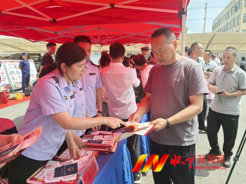 安全生产月咨询日活动.jpg
