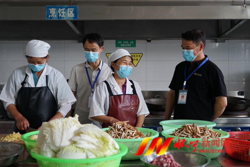 护航“校园餐”安全.JPG