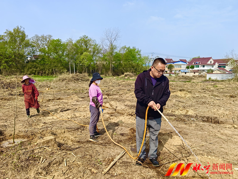 一位村支书的“绿色致富经”.jpg