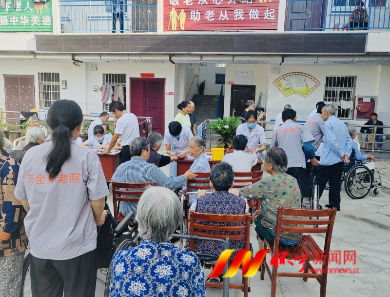 “一老一小”牵挂在心3.jpg
