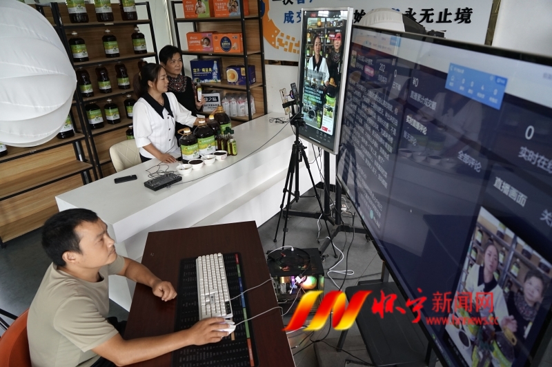 电商直播  助农增收.JPG